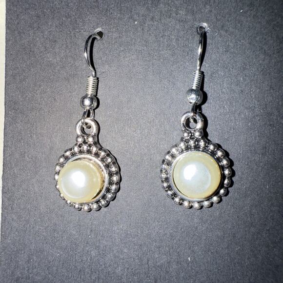 NWT Silvertone Faux Pearl Dangle Earrings With Silvertone Beaded Trim - Picture 2 of 6